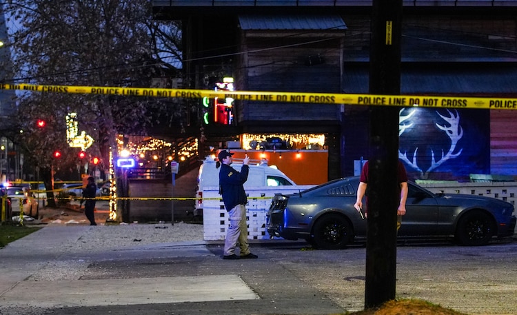 Elementos de seguridad resguardan el área tras el tiroteo ocurrido en un bar del distrito de entretenimiento de Austin, Texas.