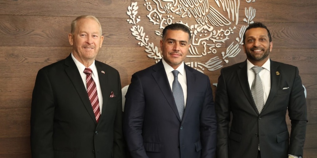 En el centro de la imagen el Secretario de Seguridad federal de México.