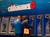Clientes retiran dinero de los cajeros de una sucursal de Citibanamex.
