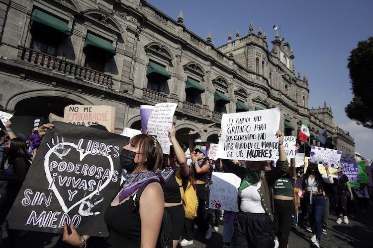Protesta en el centro de Puebla, ayer.