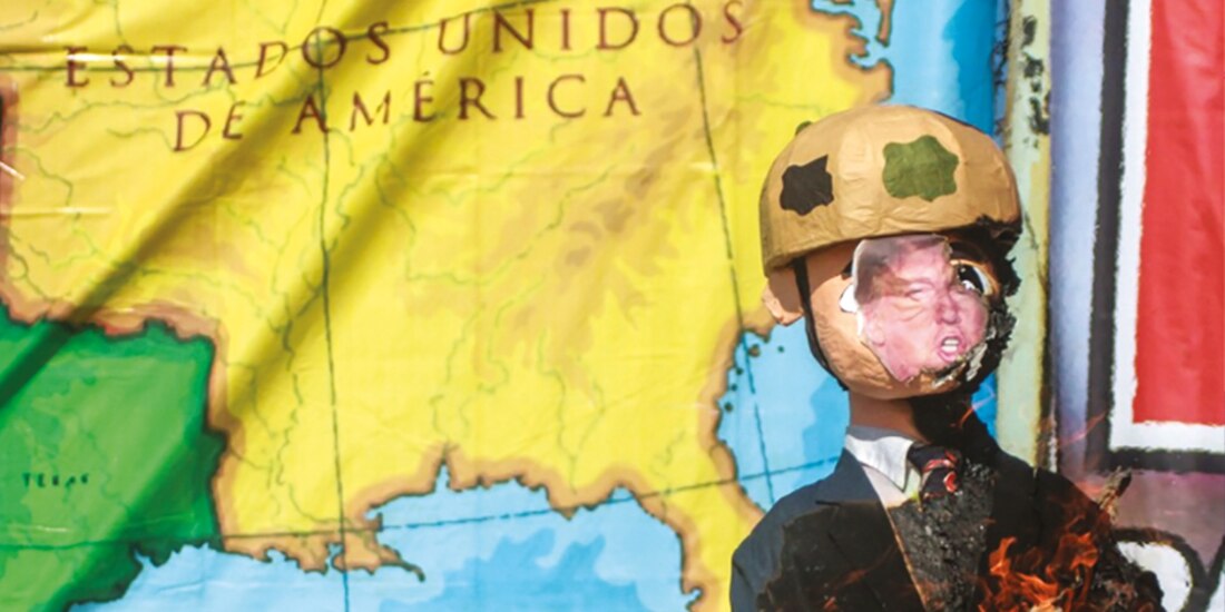 Al menos 50 migrantes mexicanos y centroamericanos quemaron una piñata con la cara del presidente Trump, en protesta por la violencia policial de la Patrulla Fronteriza, el sábado pasado.