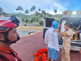 Rescata Marina a tres personas en embarcación volteada en Acapulco.