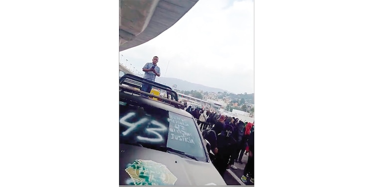 La policía capitalina bloqueó el paso a familiares de los 43, ayer.