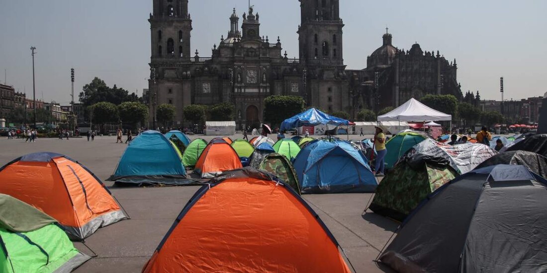 Sin respuesta, salen maestros de la CNTE de reunión con AMLO; mantienen plantón frente a Palacio Nacional.