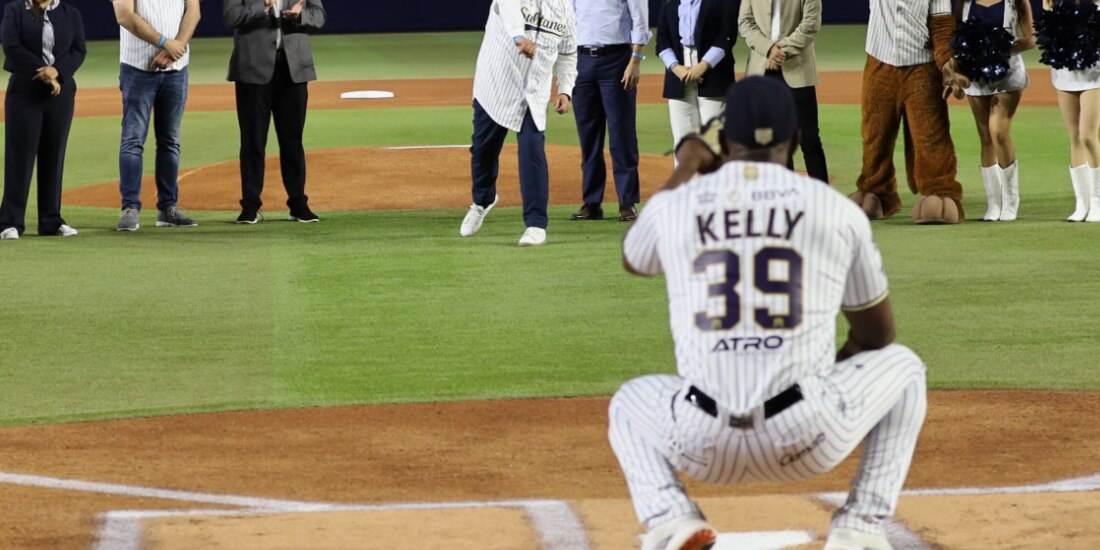 Edmundo Delgado, Vicepresidente de Walmart Supercenter y Walmart Express, lanza la primera bola.