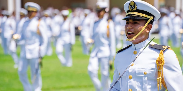 Cadetes se integran al servicio a la patria en su ceremonia de egreso.