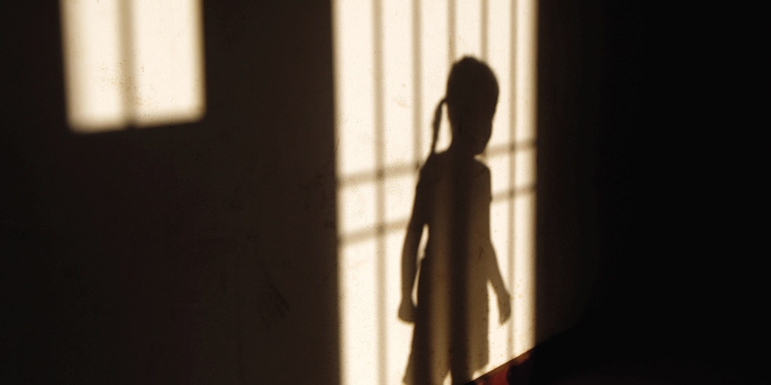 Sombra de una niña en Venezuela, en imagen de archivo.