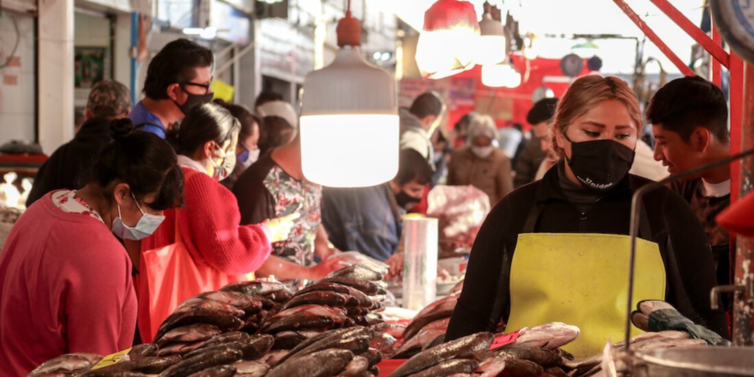 Locatarios de la Nueva Viga, en la Ceda, venden pescados y mariscos previo a la Cuaresma, ayer.
