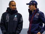 Lewis Hamiton y Checo Pérez previo a una calificación de un Gran Premio de F1 en la pasada campaña.