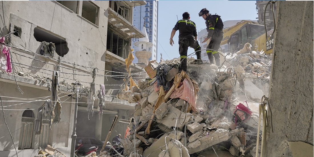 Bomberos inspeccionan un edificio tras un ataque israelí en el Líbano, el jueves