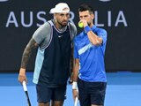 Nick Kyrgios y Novak Djokovic hablan durante su juego en Brisbane.
