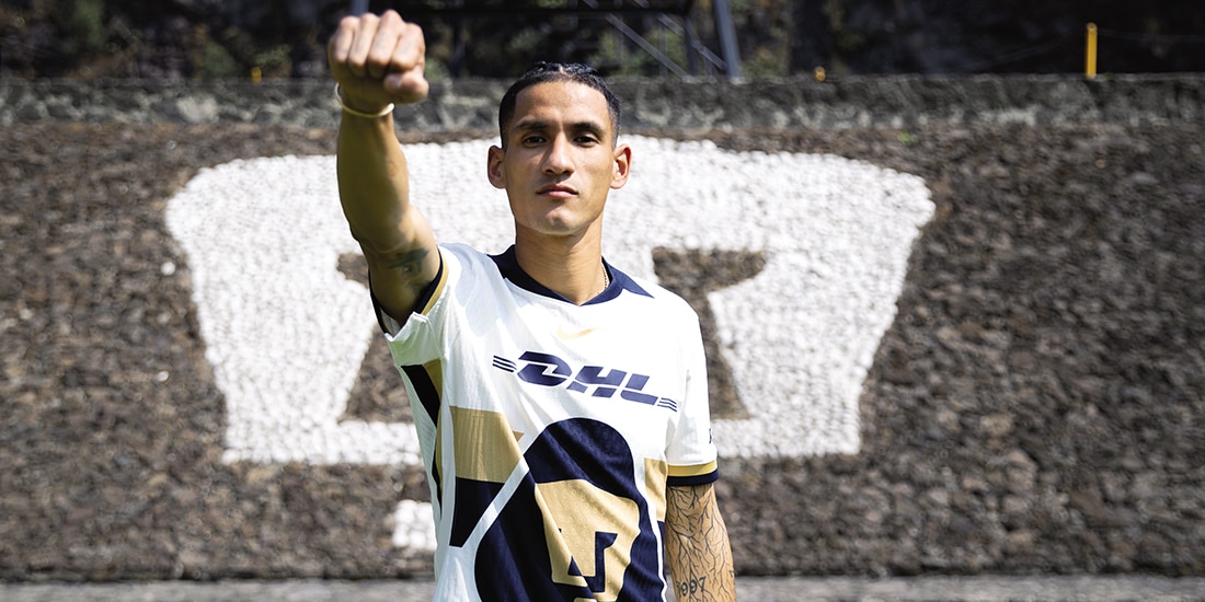 Antuna ya posa con la playera de los Pumas en una serie de fotos, ayer.