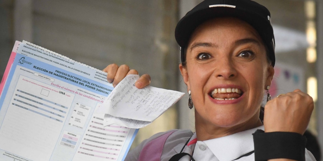 Mujer con acordeón en mano, previo a emitir su voto en la CDMX.