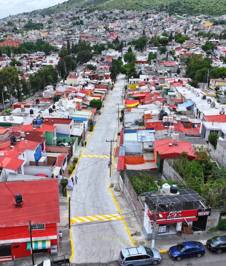 Azucena Cisneros rehabilita la avenida Verdines, en Ecatepec.