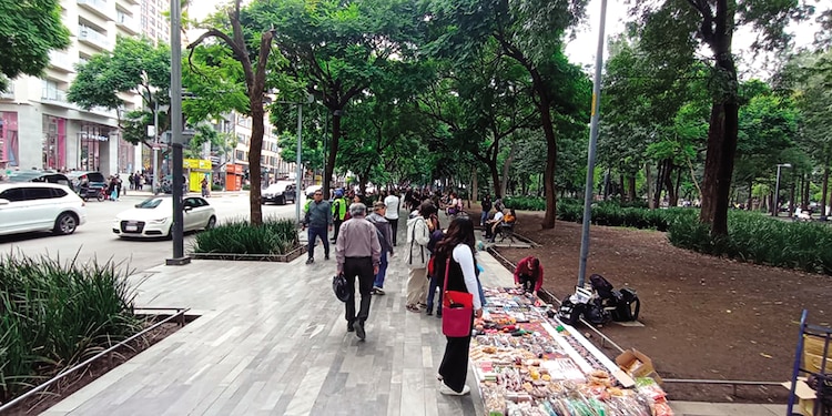 ALGUNOS VISITANTES se detienen
para comprar algo, ayer