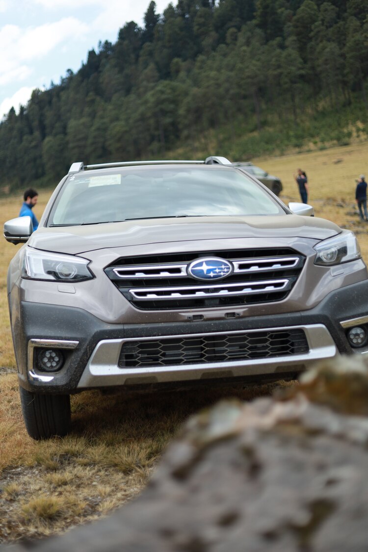 La SUBARU Outback 2023 tiene un amplio volumen desde los paneles de las puertas hasta la parte delantera