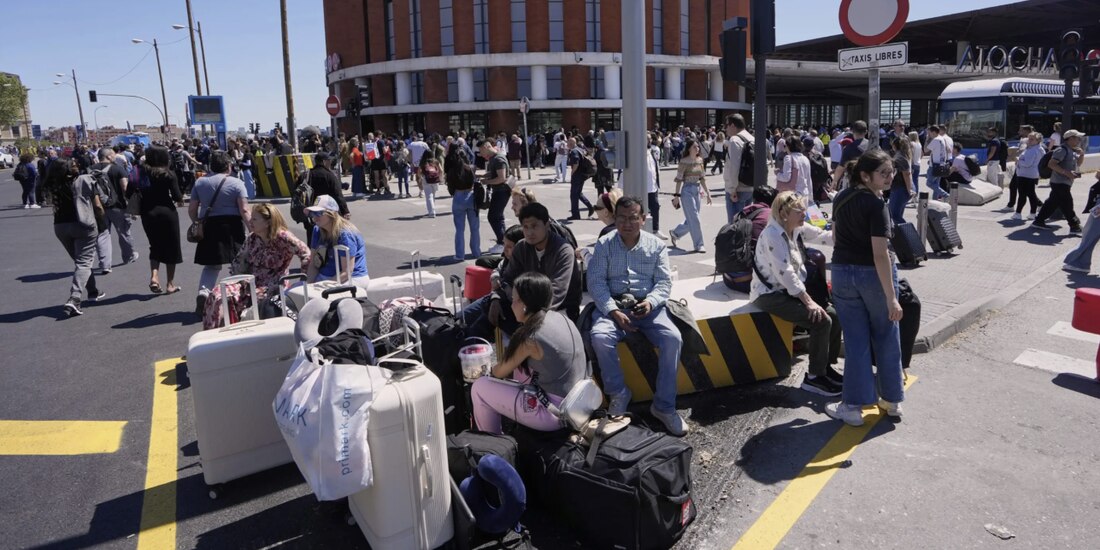 Pasajeros afuera de la estación de tren de Atocha durante un apagón, ayer.