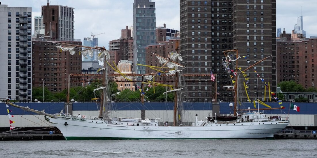 Buque Cuauhtémoc, tras el percance ocurrido durante una maniobra de zarpe en Nueva York.