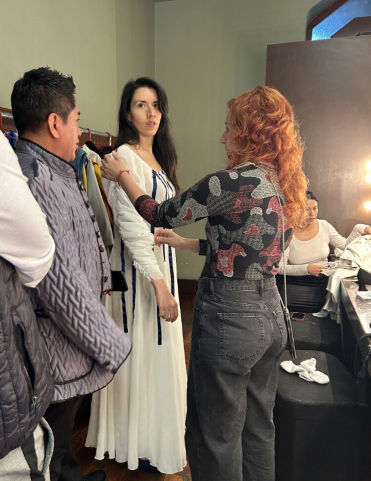 Hacen ajustes al vestuario de una artista.