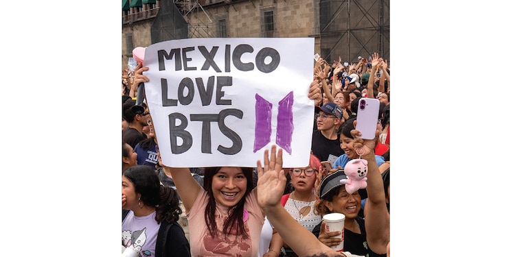Los fanáticos llevaron carteles, afiches y fotos de sus ídolos, ayer