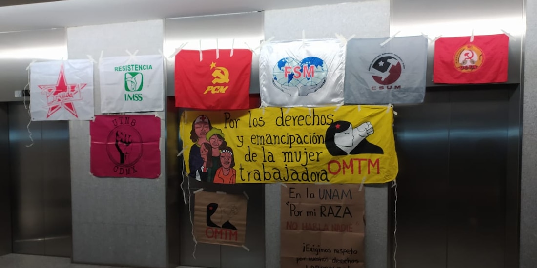 Carteles en la toma de la STPS.