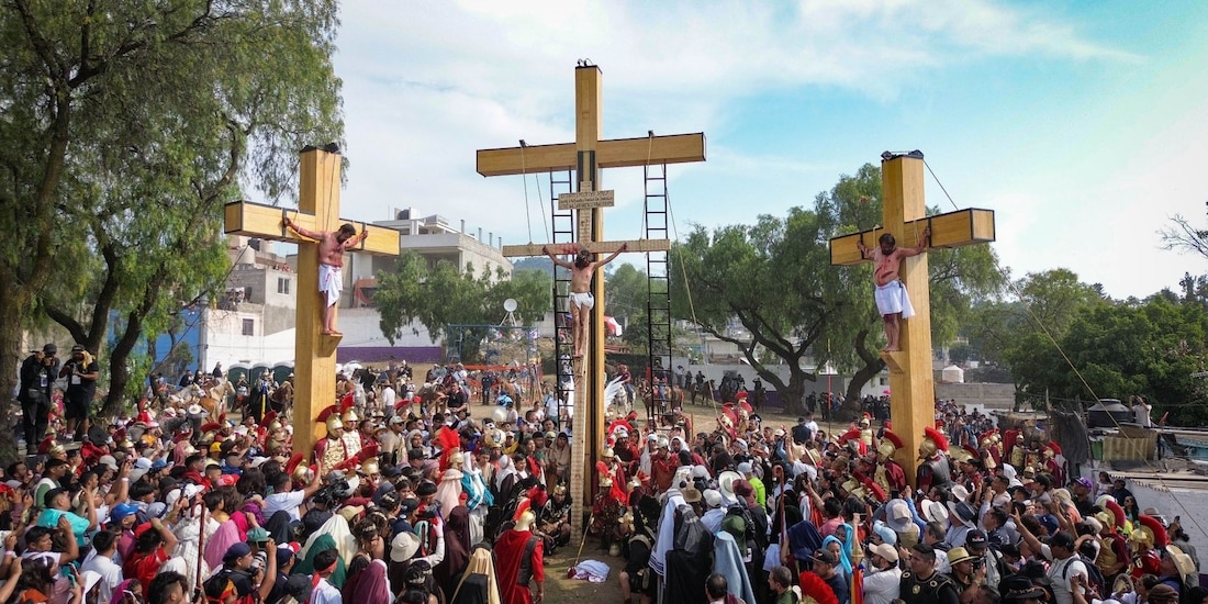 Viacrucis en calles de la alcaldía Iztapalapa.