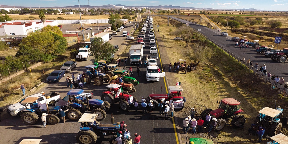 Productores durante un bloqueo carretero en Zacatecas.