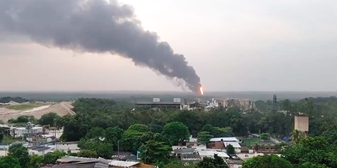 Aspecto del incendio ocurrido ayer en Jáltipan de Morelos, Veracruz.