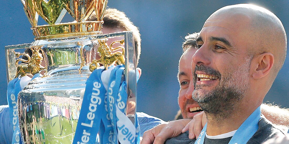 El extécnico alza el trofeo de la Liga Premier, en 2019.