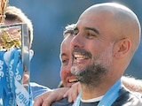 El extécnico alza el trofeo de la Liga Premier, en 2019.