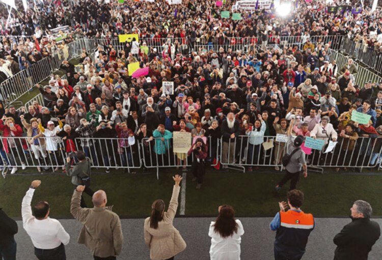 Decenas de vecinos de Tlalpan celebran el proyecto de transporte, ayer.