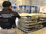 Elementos de la FGR custodian los productos incautados tras el cateo en una bodega ubicada en Culiacán, Sinaloa.