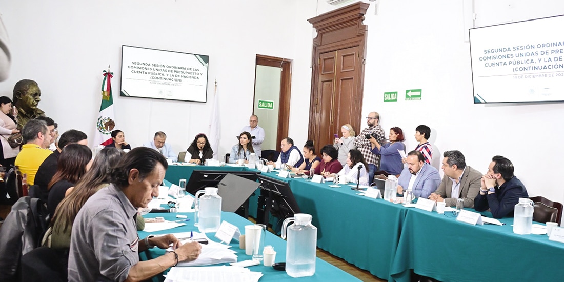 Legisladores capitalinos, ayer, durante la discusión de los tres dictámenes.