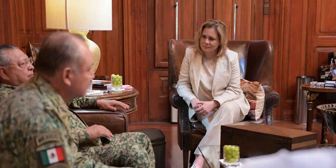 Maru Campos encabezó reunión con altos mandos militares en Palacio de Gobierno.