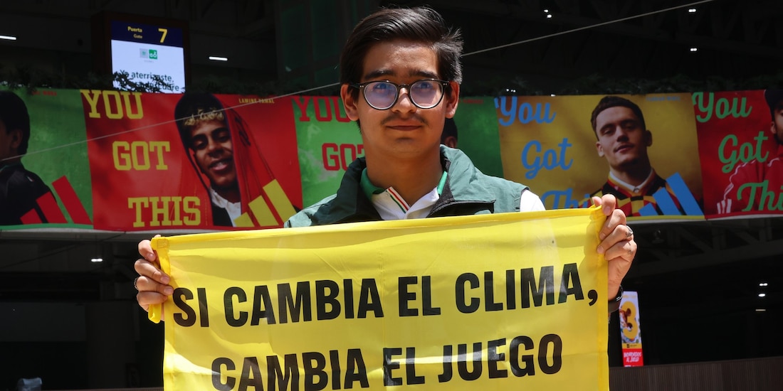 Protesta de Greenpeace en el AICM