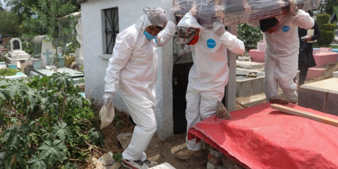 Trabajadores de un cementerio en Iztapalapa se alistan para una sepultura.