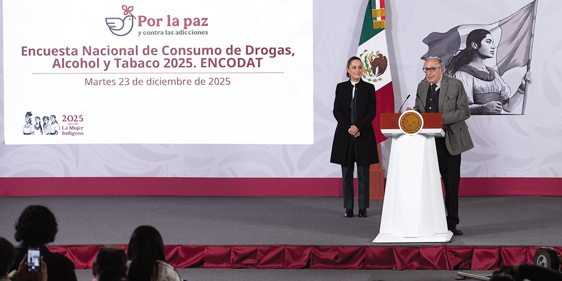 LA MANDATARIA y el titular de Salud, ayer.