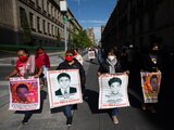 Familiares de los 43 estudiantes de Ayotzinapa, el 10 de julio de 2020.