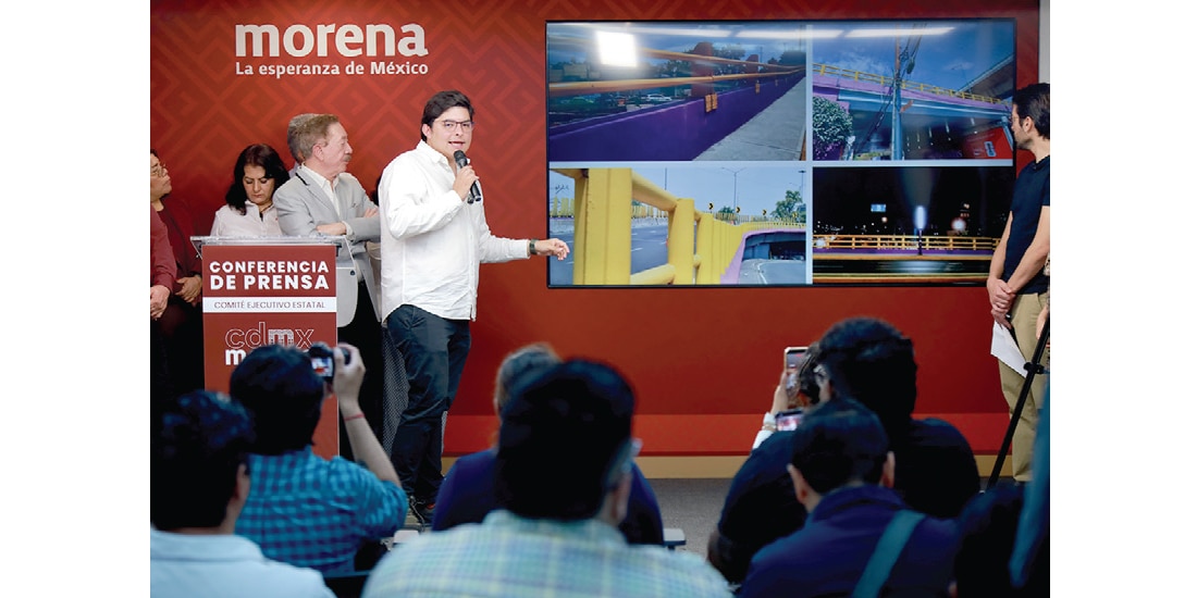 PAULO GARCÍA (camisa blanca) y Héctor Díaz (de traje), durante
la conferencia en favor del Gobierno local, ayer.