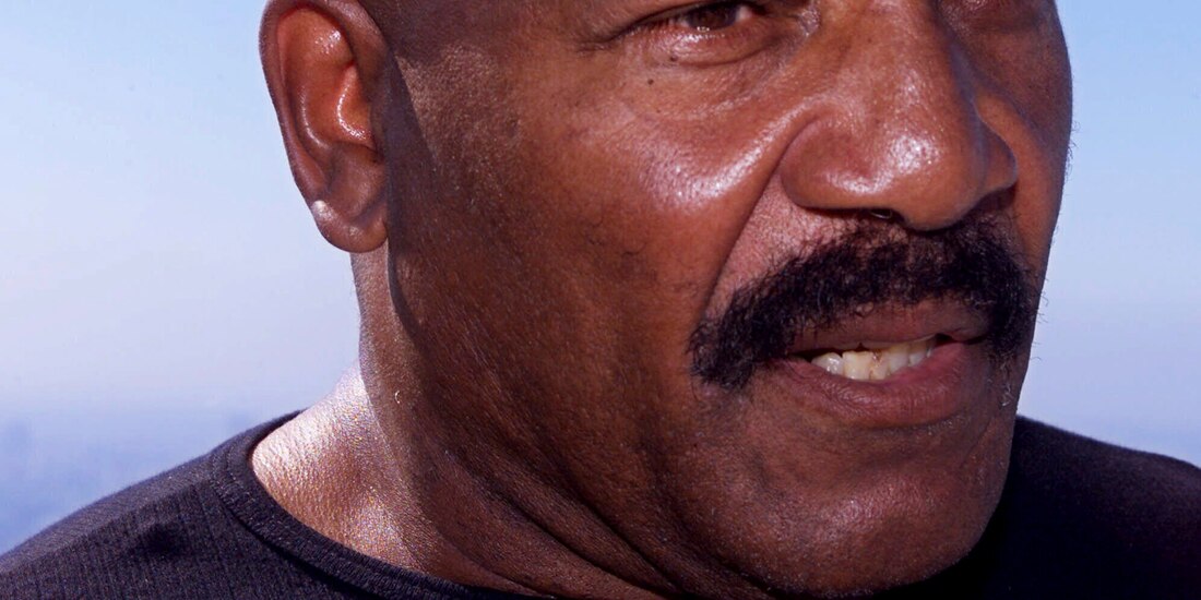 El miembro del Salón de la Fama del fútbol americano, Jim Brown, durante una conferencia de prensa en su residencia, el miércoles 4 de agosto de 1999, en el sector de Hollywood Hills, en Los Ángeles.