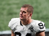 Carl Nassib después de un partido con los Raiders en la pasada temporada de la NFL en noviembre de 2020.