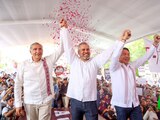 A un año de su triunfo electoral en Michoacán, el gobernador Alfredo Ramírez Bedolla (centro) celebra junto a Adán Augusto López (izq.) y Mario Delgado (der.).