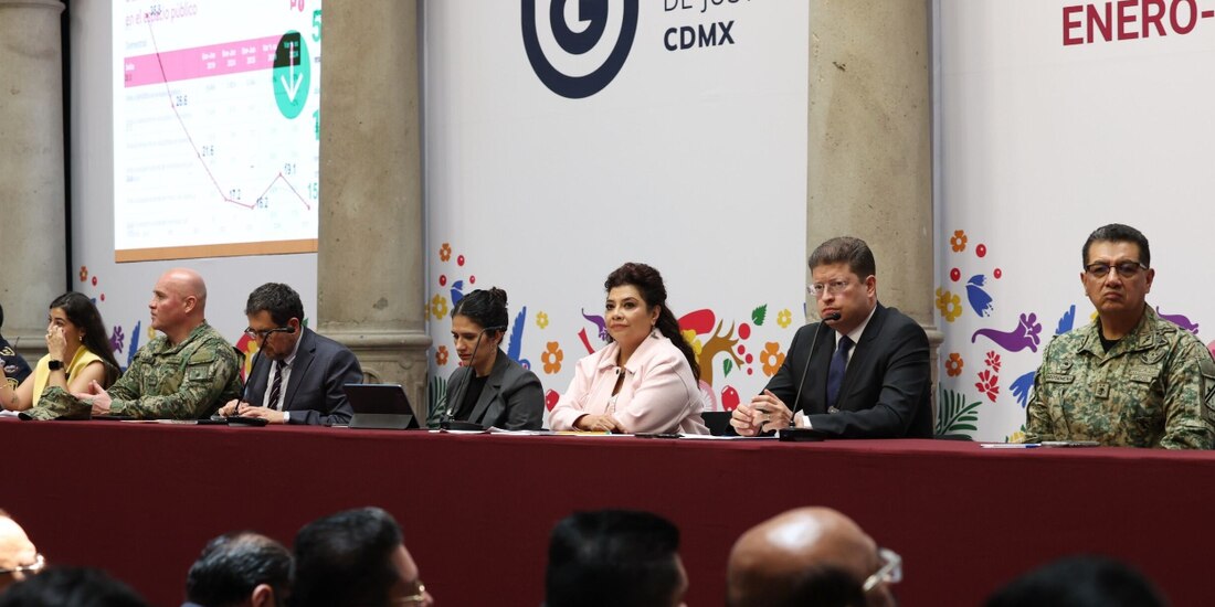 Clara Brugada e integrantes de su gabinete, ayer, en conferencia.