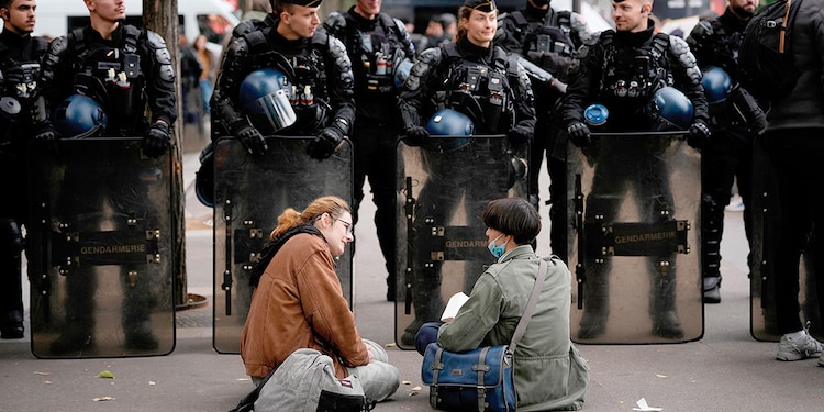 Manifestantes y Policías durante una protesta en París, el jueves 22 de octubre