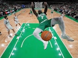 Jaylen Brown, el MVP de Las Finales, en una de sus clavadas, anoche.