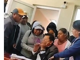 VECINOS ENARDECIDOS │ EL PRESIDENTE municipal morenista, en los momentos en que sus gobernados
irrumpen en su oficina y, agresiones de por medio, lo trasladan a su comunidad