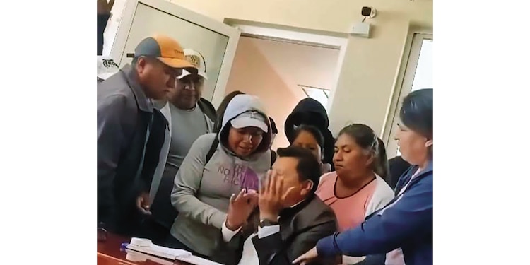 VECINOS ENARDECIDOS │ EL PRESIDENTE municipal morenista, en los momentos en que sus gobernados
irrumpen en su oficina y, agresiones de por medio, lo trasladan a su comunidad