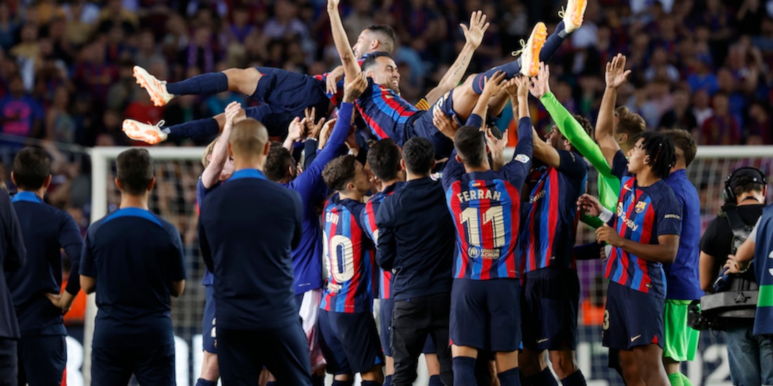 Los capitanes blaugranas son homenajeados por sus compañeros.