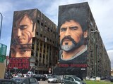 Mural dedicado a Maradona, del artista Jorit Agoch en un edificio de Nápoles.