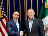 Omar García Harfuch, titular de la SSPC (izq.) y el embajador de EU en México, Ronald Johnson (der.).